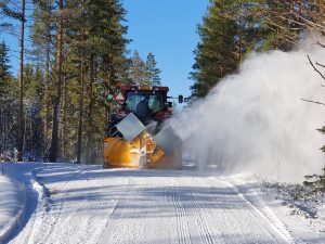 WIESKA-lumilinko linkoamassa lunta