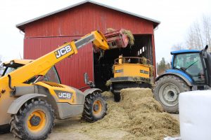 NY-TEK Farmcrusher-vasaramurskaimen lastaus onnistuu helposti kurottajalla tai traktorin etukuormaimella.